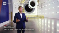 Di dalam ruang teknisi setinggi 14 meter terdapat mesin turbofan jet Rolls-Royce Trent XWB 8-ton yang kuat. Saat dinyalakan, seperti angin topan, kata Don Mitaek, Senior VP of Technical Operator Delta Air Lines (Thom Patterson/CNN Travel) 