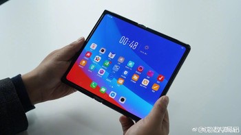 Lewat akun Weibo,  VP Oppo Brian Shen memamerkan prototipe ponsel layar lipatnya.  Foto: Oppo