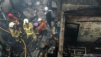 Bagian rumah warga yang terbakar tampak berwarna hitam hangus. 