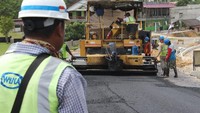 Jalan yang semula lebarnya 6 meter ditambah menjadi 7,5 meter sesuai dengan standar jalan nasional. Pool/PT Wijaya Karya Tbk.