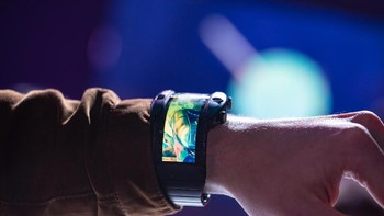 Jam tangan pintar ini menggunakan chipset Snapdragon Wear 2100. Kemudian, ia punya RAM 1GB dan memori internal 8GB. Foto: The Verge