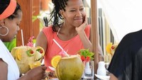 Minum es kelapa segar, rupanya masuk ke dalam salah satu minuman yang digemari Regina. Apalagi air kelapa memiliki banyak manfaat kesehatan untuk kulit dan tubuh. Foto: Istimewa