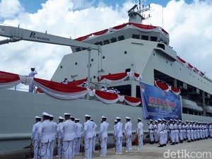 Menhan Hadiri Serah-Terima KRI Teluk Lada-521 di Lampung