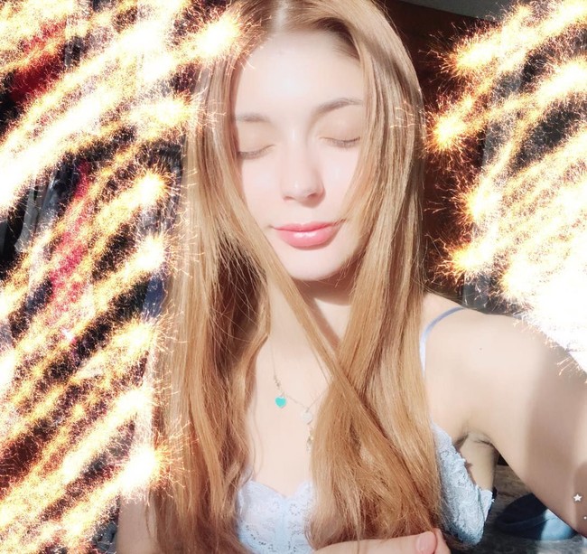 Sofia Ramazanova merupakan idola wanita Kaukasia pertama yang debut di sebuah grup di Korea Selatan. Debutnya di industri hiburan K-Pop pada November 2017 dengan nama grup O My Jewel. Foto: Instagram @sonysonny03