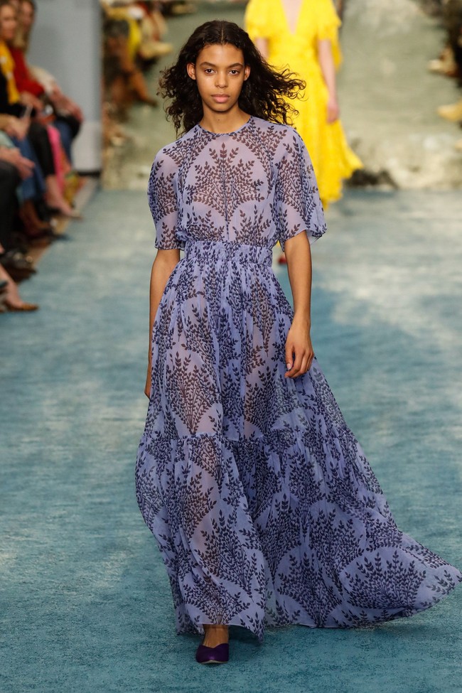 Versi asli dari gaun yang dipakai Meghan saat di Maroko. Gaun ini dijual seharga 3.222 poundsterling atau sekitar Rp 60 juta. (Foto: Getty Images)