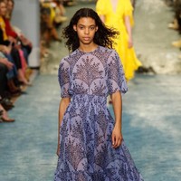 Versi asli dari gaun yang dipakai Meghan saat di Maroko. Gaun ini dijual seharga 3.222 poundsterling atau sekitar Rp 60 juta. (Foto: Getty Images)