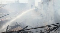 Petugas pemadam menembus asap tebal yang ditimbulkan oleh kebakaran di permukiman warga di Krukut, Jakarta Barat, Selasa (26/2/2019).