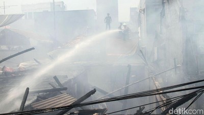Aksi Heroik Petugas Damkar Jinakkan Api di Krukut Jakbar