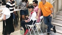 Kompak bareng suami dan tiga anaknya, keluarga Purnomo ini sedang ngemil bareng. Seru ya! Foto: Instagram viona__rosalina
