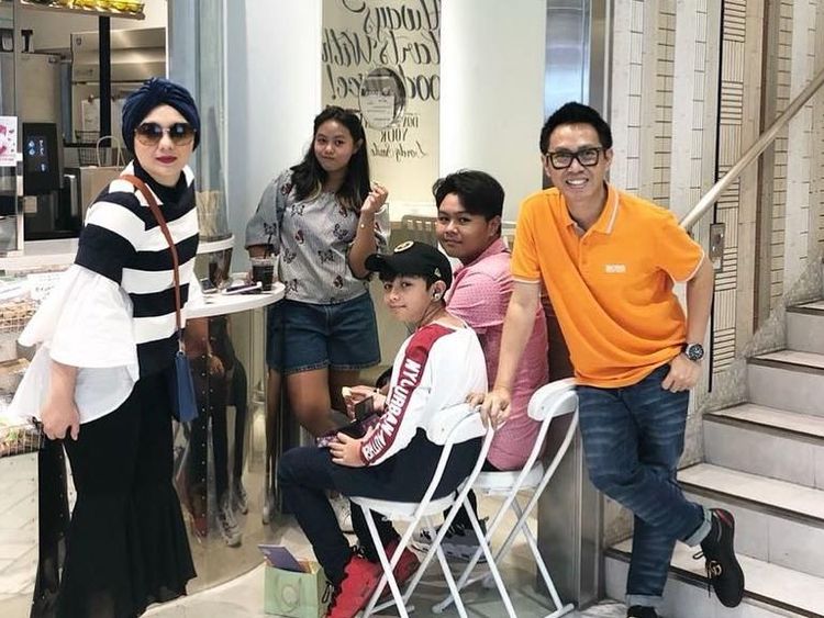 Serunya Viona Rosalina Saat Makan Bareng Keluarga hingga Geng Kepompong