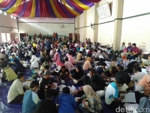 Ratusan Warga Ciamis Sortir-Lipat 4,8 Juta Surat Suara Pemilu