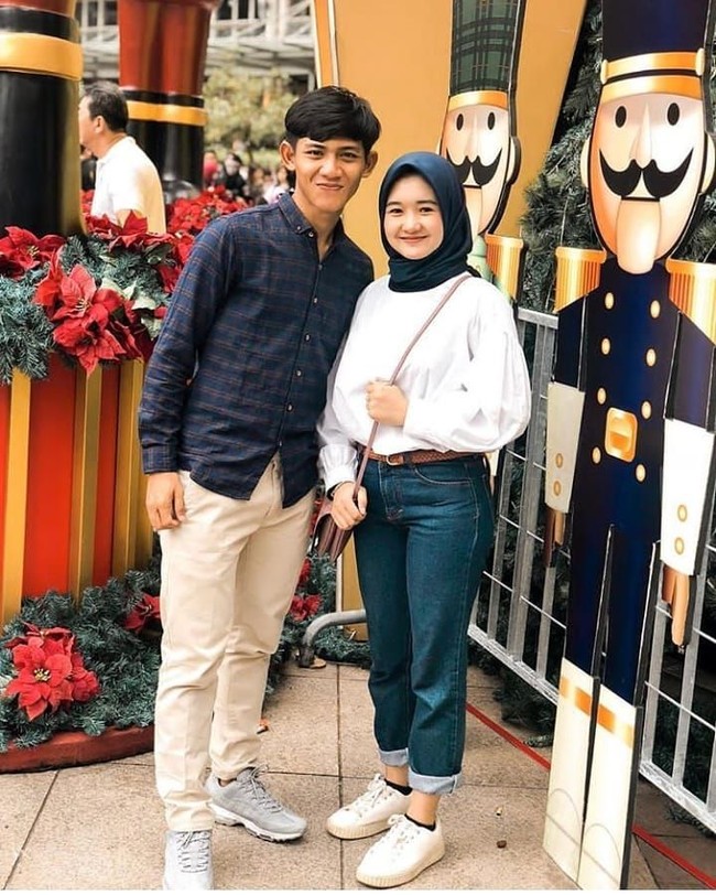 Bek timnas U-22 Indonesia Firza Andika berpacaran dengan wanita yang populer di Instagram, Desi Novelia Sari. Desi yang berasal dari Riau ini diikuti lebih dari 30 ribu pengguna di Instagram. Foto: Dok. Instagram