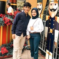 Bek timnas U-22 Indonesia Firza Andika berpacaran dengan wanita yang populer di Instagram, Desi Novelia Sari. Desi yang berasal dari Riau ini diikuti lebih dari 30 ribu pengguna di Instagram. Foto: Dok. Instagram