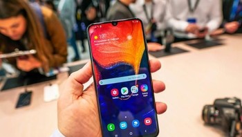 Inilah Galaxy A50, punya layar Infinity-U Super AMOLED 6,4 inch dengan resolusi Full HD+ Foto: GSM Arena