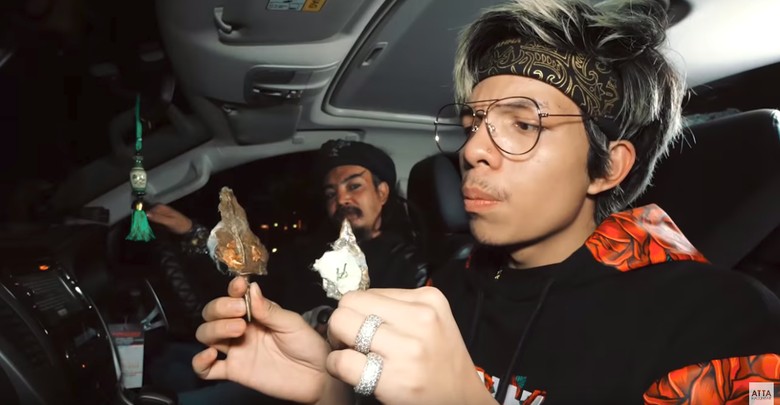Limbad di dalam Pajero Sport bersama Youtuber Atta Halilintar. Foto: Screensot Youtube Atta Halilintar Limbad di dalam Pajero Sport bersama Youtuber Atta Halilintar. Foto: Screensot Youtube Atta Halilintar