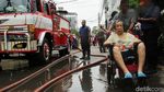 Aksi Heroik Petugas Damkar Jinakkan Api di Krukut Jakbar