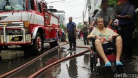 Sebanyak 29 unit mobil pemadam kebakaran (damkar) dikerahkan untuk memadamkan api. Belum diketahui pasti jumlah rumah yang terbakar.