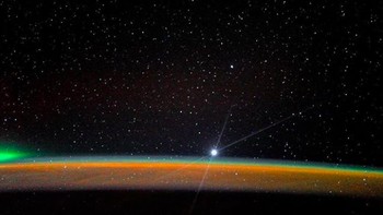 Planet Venus terlihat di dekat horizon Bumu, dijepret kosmonot Pavel Vinogradov. Foto: Instagram