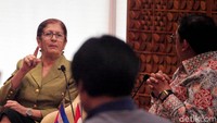 Dubes Kuba Nirsia Castro Guevara mengemukakan pendapatnya saat berkunjung ke Senayan.