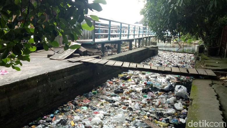 Jorok! Anak Sungai Musi Penuh Sampah dan Bau Tak Sedap Jorok! Anak Sungai Musi Penuh Sampah dan Bau Tak Sedap