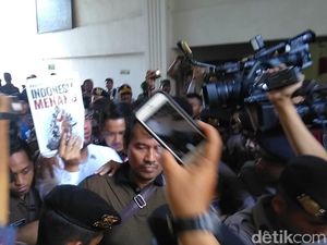 Tiba di PN, Ahmad Dhani Acungkan Buku Indonesia Menang