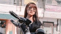 Bobot Harley yang berat serta tenaga yang besar tidak mematahkan Sharran untuk menjinakkan, malah semakin ketagihan untuk bisa menapaki setiap jengkal tanah bersama Harley-Davidson. Apalagi sepeda motor kata Sharren bisa menumpahkan perasaannya. Sharran Vebrianly/Instagram.
