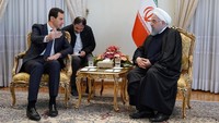 Rouhani memberikan briefing kepada Assad soal upaya-upaya Rusia, Iran dan Turki untuk mengakhiri konflik Suriah. Selama ini, Suriah ingin Turki -- yang mendukung pemberontak Sunni di Suriah -- untuk menarik tentaranya dari wilayah Suriah dan mengakhiri dukungan untuk kelompok pemberontak. Foto: SANA/Handout via REUTERS