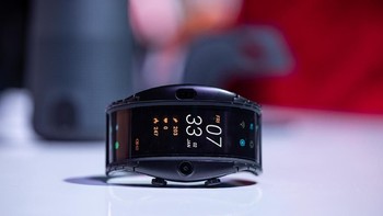 Nubia Alpha memiliki layar OLED fleksibel berukuran 4 inch dengan resolusi 960 x 192. Sedangkan aspek rasionya 5:1. Foto: The Verge