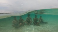 Marshall bertemu dengan beberapa warga lokal. Mereka bermain dengan warga lokal di Gili Kedis (My Trip My Adventure)