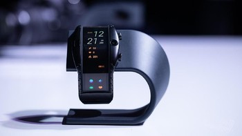 Dalam ajang Mobile World Congress (MWC) 2019, Nubia memamerkan smartwatch yang punya layar lengkung bernama Nubia Alpha. Foto: The Verge