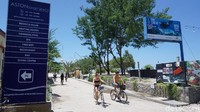 Turis yang bersepeda di Gili Trawangan. Tidak ada kendaraan bermotor di Gili Trawangan, yang membuat pulau ini terkenal dengan sebutan pulau tanpa polusi (Afif Farhan/detikTravel)