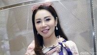 Femmy sebelumnya dilamar dengan cincin berlian yang disebutnya mirip dengan milik Lady Diana. Pool/Palevi S/detikFoto.