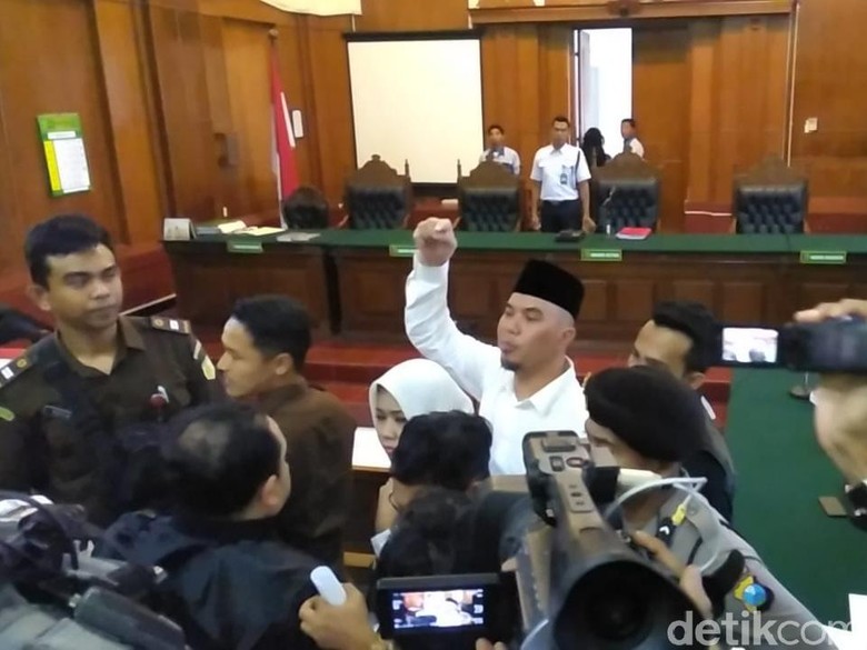 Ahmad Dhani Siap Divonis Kasus Idiot, El dan Dul Direncanakan Hadir Ahmad Dhani Siap Divonis Kasus Idiot, El dan Dul Direncanakan Hadir