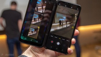 Saat mengakses kamera, layar kedua bisa menjadi bantuan memilih adegan. Foto: Pocket Lint
