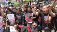 Aksi tersebut digelar guna menuntut agar pengelolaan aset publik pelabuhan petikemas terbesar di Indonesia, JICT, tidak diserahkan kembali ke Hutchison karena melanggar aturan dan merugikan negara Rp 4,08 triliun serta tidak sesuai konstitusi. Foto: dok. SP JICT