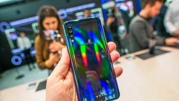 Ponsel ini punya tiga kamera di belakang, ukurannya 25MP AF (F1.7) + 5MP FF (F2.2) + 8MP FF (F2.2).Foto: GSM Arena