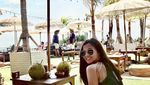 Ini Pose Cantik Chelzea, Adik Paula Verhouven Saat Makan Enak