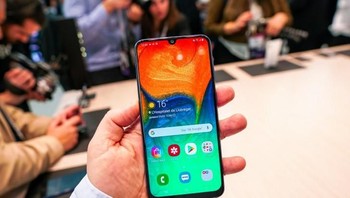 Ponsel ini mendukung Face Unlock. Foto: GSM Arena