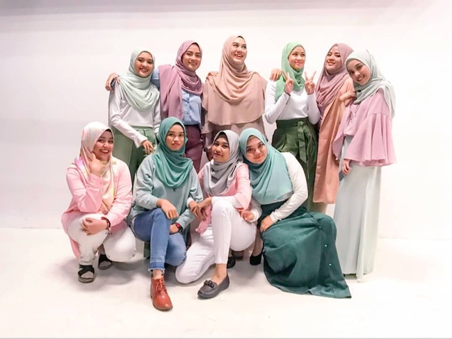 Rupanya, grup acapella ini memang sedang naik daun di Negeri Jiran. Grup ini terdiri dari 10 wanita berhijab yaitu  Suhaida Sahrani, Nor Afiqah Salehuddin, Waheeda Batrisyia Noor Azlan, Saidatul Syahirah Abd Wahah, Nurfatin Fauzi, Nurul Amaninah Pius, Azra Afiqah Mohd Amir, Nur Wafa Amira Hisamudin, Siti Nabilah Sallehudin dan Nur Fatin Nasuha Azmi. Foto: Instagram/BahiyyaHanessa