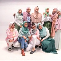 Rupanya, grup acapella ini memang sedang naik daun di Negeri Jiran. Grup ini terdiri dari 10 wanita berhijab yaitu  Suhaida Sahrani, Nor Afiqah Salehuddin, Waheeda Batrisyia Noor Azlan, Saidatul Syahirah Abd Wahah, Nurfatin Fauzi, Nurul Amaninah Pius, Azra Afiqah Mohd Amir, Nur Wafa Amira Hisamudin, Siti Nabilah Sallehudin dan Nur Fatin Nasuha Azmi. Foto: Instagram/BahiyyaHanessa