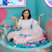 Pakaian yang ia kenakan hari itu mengingatkan kita pada perannya di film Sweet 20. Kala itu ia memakai busana ala tahun 50-an yang vintage. Foto: Silmia Putri/Wolipop