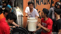 Warga membantu pemadaman menggunakan peralatan seadanya seperti ember.
