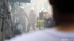 Aksi Heroik Petugas Damkar Jinakkan Api di Krukut Jakbar