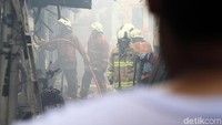 Petugas pemadam kebakaran (damkar) mulai melakukan pendinginan.