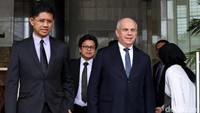 Tak hanya bantuan yang diberikan oleh FBI, Dubes AS untuk Indonesia Joseph R Donovan Jr pun memberikan penghargaan bagi 8 pegawai KPK atas kerja sama terkait kasus e-KTP. Kedelapan pegawai itu terdiri dari penyidik, jaksa, dan pegawai di bidang kerja sama internasional.