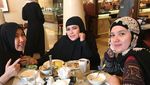 Serunya Viona Rosalina Saat Makan Bareng Keluarga hingga Geng Kepompong