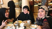 Dalam momen lain, Viona menikmati sarapan di Mekkah bersama kerabatnya. Sup hangat jadi pilihan mantan pesinetron ini. Foto: Instagram viona__rosalina
