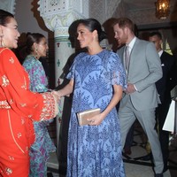 Tak terlihat perhiasan yang mencolok. Meghan cukup memaksimalkan gayanya dengan sepasang anting berlian berdesain minimalis, berikut clutch berwarna nude. (Foto: Getty Images)