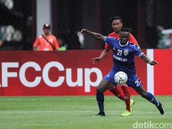 Persija dan Becamex terus saling bergantian melancarkan serangan.