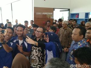 Menaker Soal TKA China Punya e-KTP: Super Hoaks, Itu Editan
